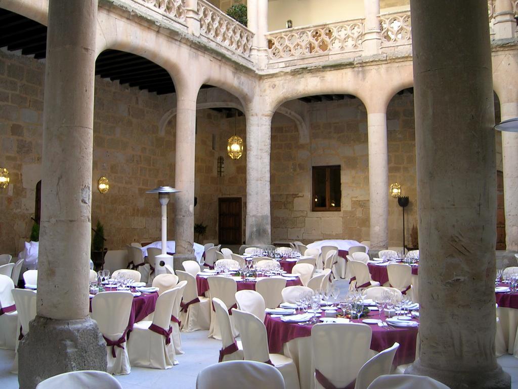 Posada Real Castillo Del Buen Amor Topas Étterem fotó